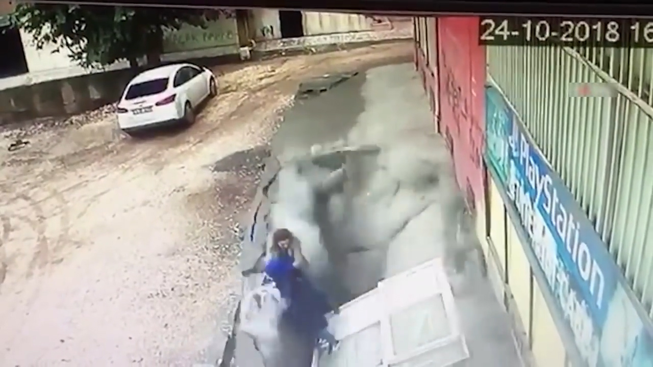 길을 걷던 두 여성이 바닥이 붕괴되면서 아래로 떨어지는 모습(유튜브 영상 캡처)