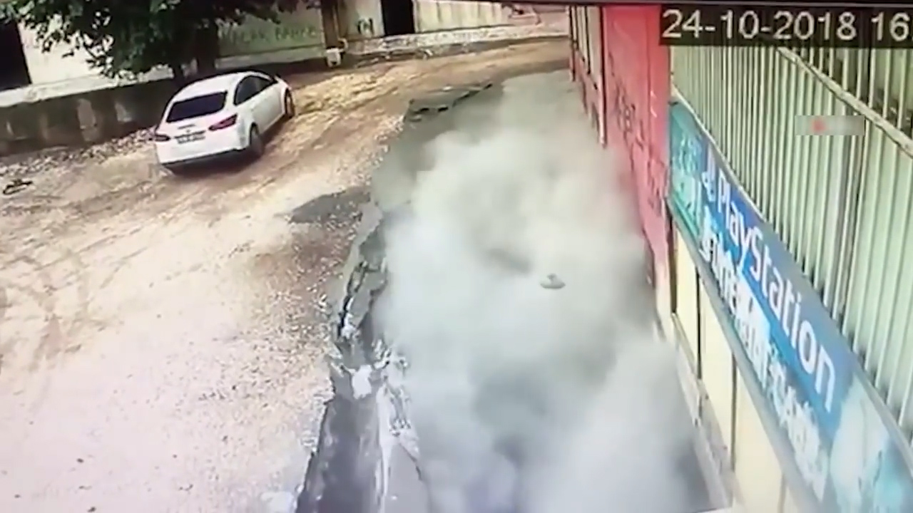 길을 걷던 두 여성이 바닥이 붕괴되면서 아래로 떨어지는 모습(유튜브 영상 캡처)