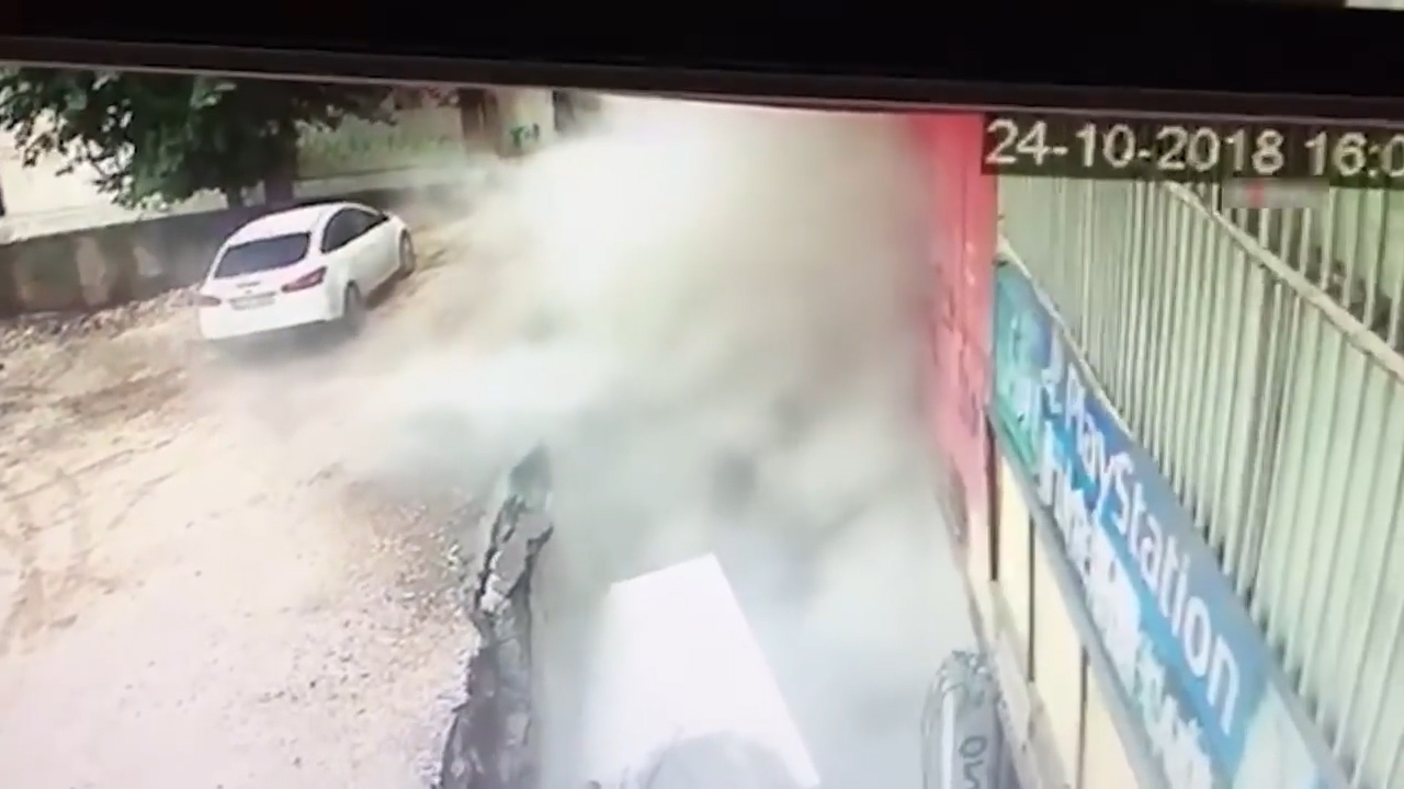 길을 걷던 두 여성이 바닥이 붕괴되면서 아래로 떨어지는 모습(유튜브 영상 캡처)