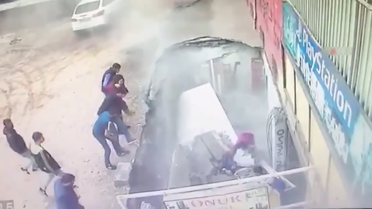 길을 걷던 두 여성이 바닥이 붕괴되면서 아래로 떨어지는 모습(유튜브 영상 캡처)