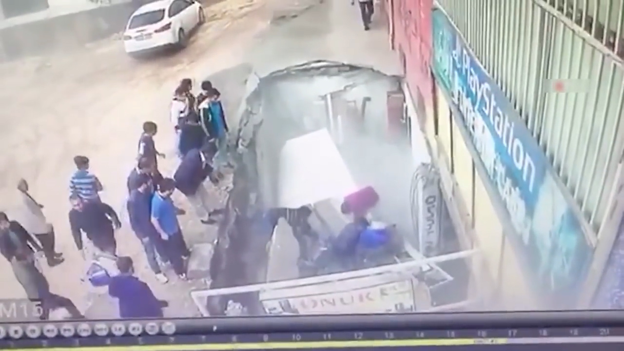 길을 걷던 두 여성이 바닥이 붕괴되면서 아래로 떨어지는 모습(유튜브 영상 캡처)