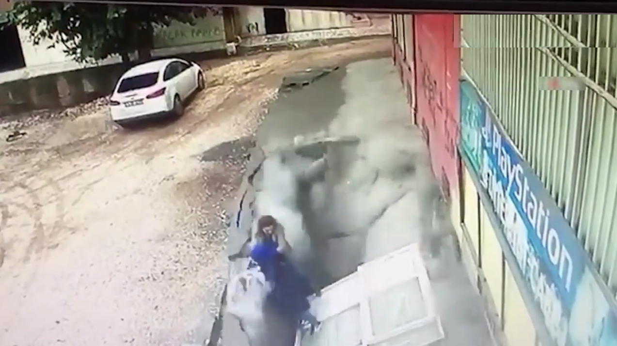 길을 걷던 두 여성이 바닥이 붕괴되면서 아래로 떨어지는 모습(유튜브 영상 캡처)