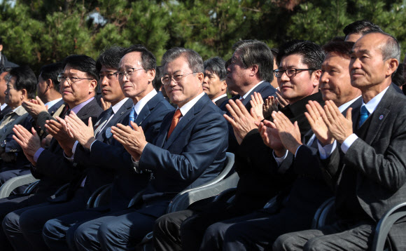 문재인 대통령이 30일 오전 전북 군산 새만금 수상태양광 발전소에서 열린 ‘새만금 재생에너지 비전 선포식’에서 박수치고 있다. 문 대통령은 이날 전북 군산을 시작으로 지역 발전을 통한 활력을 불어넣기 위해 경북·경남 등 전국의 시·도를 순차적으로 방문할 예정이다. 2018.10.30  연합뉴스