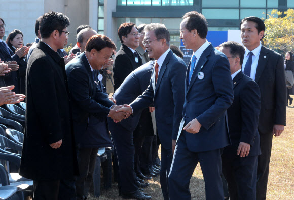 문재인 대통령이 30일 오전 전북 군산 새만금 수상태양광 발전소에서 열린 ‘새만금 재생에너지 비전 선포식’에 입장해 내빈들과 인사하고 있다. 문 대통령은 이날 전북 군산을 시작으로 지역 발전을 통한 활력을 불어넣기 위해 경북·경남 등 전국의 시·도를 순차적으로 방문할 예정이다. 2018.10.30  연합뉴스