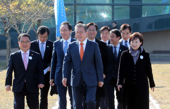 문재인 대통령이 30일 오전 전북 군산 새만금 수상태양광 발전소에서 열린 ‘새만금 재생에너지 비전 선포식’에 입장하고 있다.  문 대통령은 이날 전북 군산을 시작으로 지역 발전을 통한 활력을 불어넣기 위해 경북·경남 등 전국의 시·도를 순차적으로 방문할 예정이다. 2018.10.30  연합뉴스