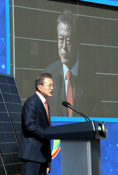 문재인 대통령이 30일 오전 전북 군산 새만금 수상태양광 발전소에서 열린 ‘새만금 재생에너지 비전 선포식’에서 연설하고 있다. 2018.10.30  연합뉴스