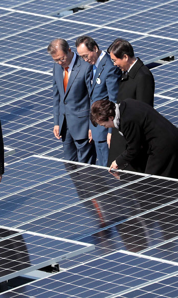 문재인 대통령이 30일 전북 군산시 유수지 수상태양광부지에서 열린 ‘새만금 재생에너지 비전 선포식’ 행사를 마치고 수상태양광 시설을 둘러보고 있다. 2018.10.30  연합뉴스