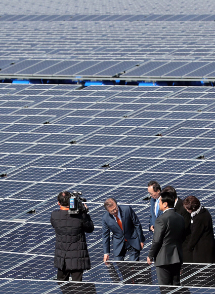문재인 대통령이 30일 전북 군산시 유수지 수상태양광부지에서 열린 ‘새만금 재생에너지 비전 선포식’ 행사를 마치고 수상태양광 시설을 살펴보고 있다. 2018. 10. 30  도준석 기자 pado@seoul.co.kr