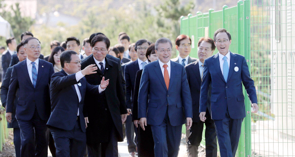문재인 대통령이 30일 전북 군산시 유수지 수상태양광부지에서 열린 ‘새만금 재생에너지 비전 선포식’ 행사를 마치고 수상태양광 시설을 살펴보고 있다. 2018. 10. 30  도준석 기자 pado@seoul.co.kr