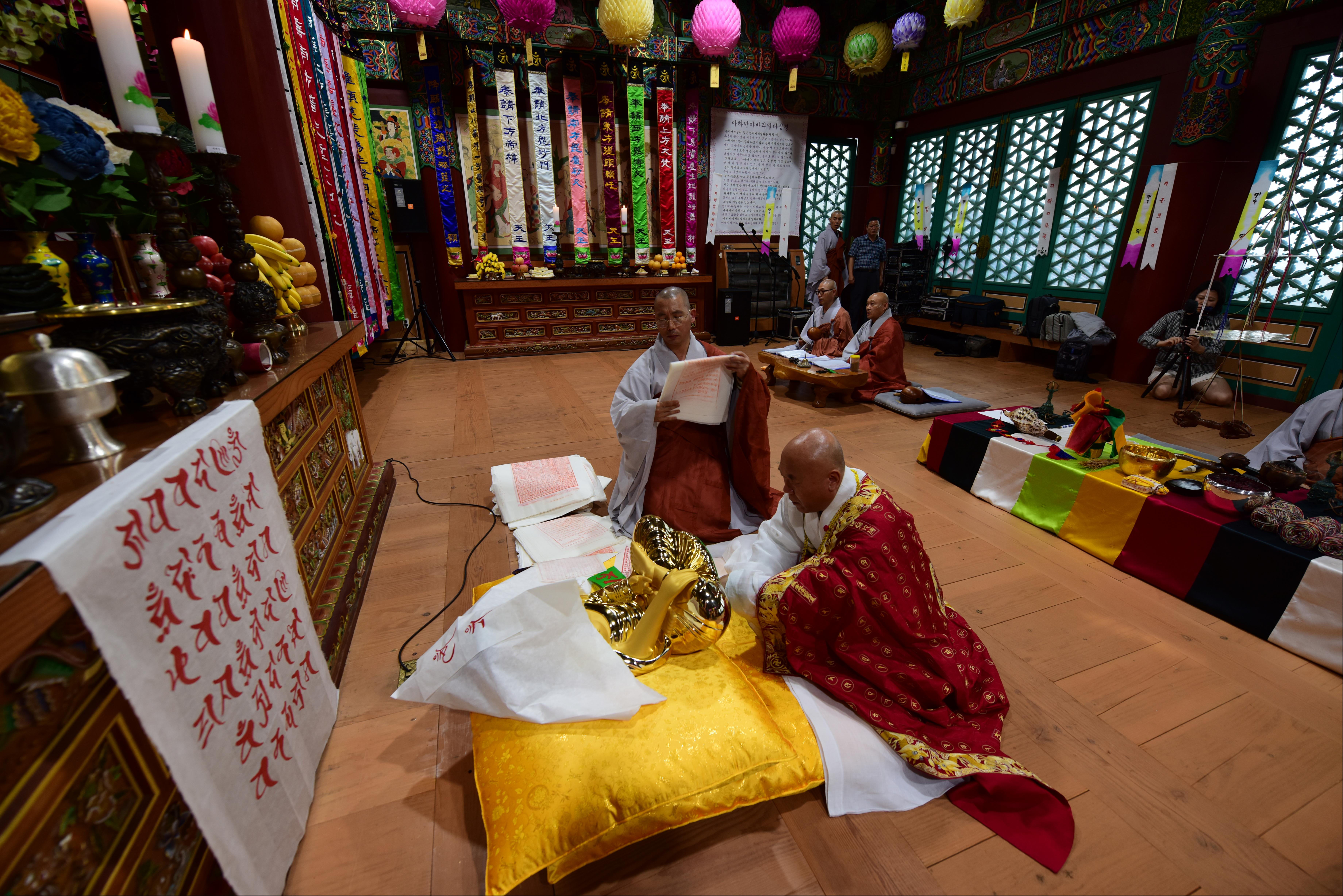 승려들이 불상이나 불화에 불교 물품을 봉안하는 의식인 ‘불복장작법’을 행하는 모습