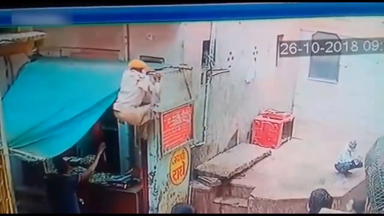 인도 한 사원 밖에서 자신의 코브라를 원숭이에게 빼앗긴 남성의 모습(유튜브 영상 캡처)