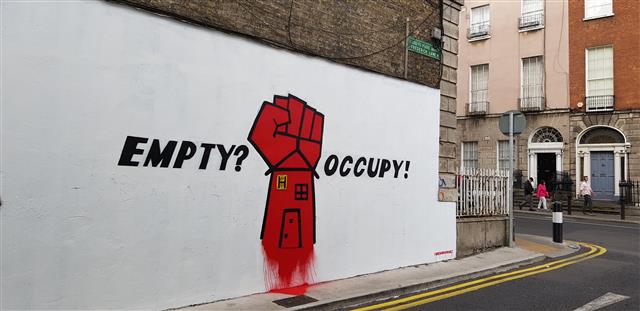 아일랜드 정부의 주거 정책에 반대하는 청년 활동가들이 살던 더블린의 한 건물. 지난달 13일 찾은 이 건물의 벽면에 ‘EMPTY? OCCUPY!’(빈집을 점령하라)라는 구호가 새겨져 있다.