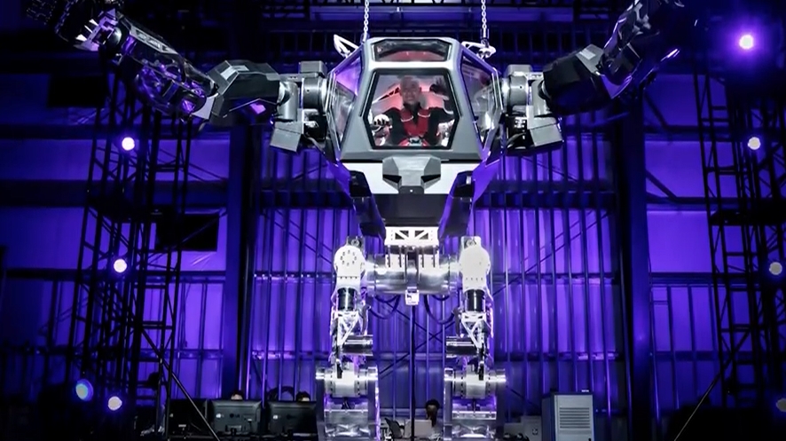 한국미래기술의 유인로봇 ‘메소드-2’에 탑승한 아마존 최고경영자(CEO) 제프 베조스. <br>트위터 캡처
