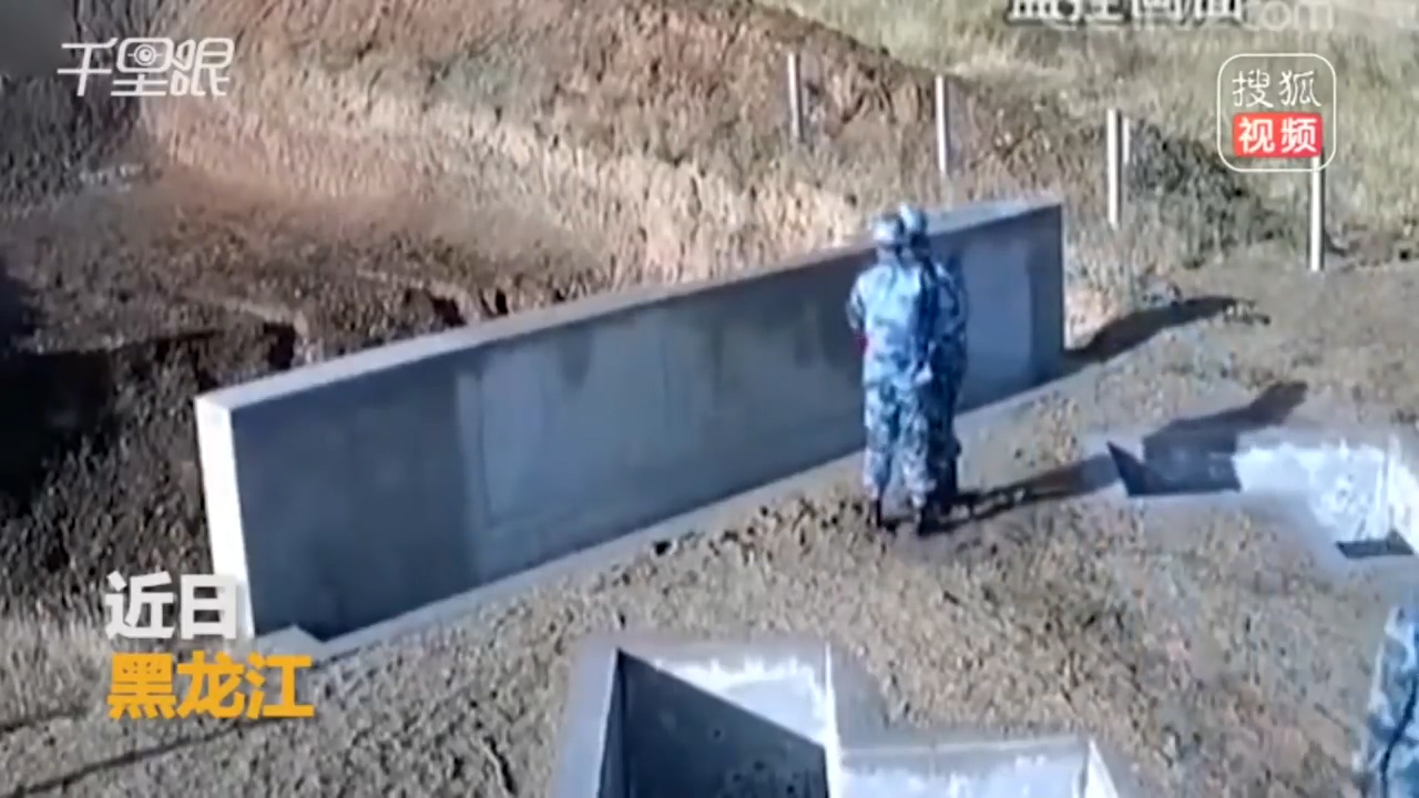 중국의 한 훈련병이 수류탄 투척 실패 후 교관의 현명한 판단으로 안전 벙커로 몸을 숨긴 장면(유튜브 영상 캡처)