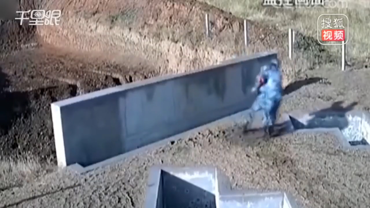 중국의 한 훈련병이 수류탄 투척 실패 후 교관의 현명한 판단으로 안전 벙커로 몸을 숨긴 장면(유튜브 영상 캡처)