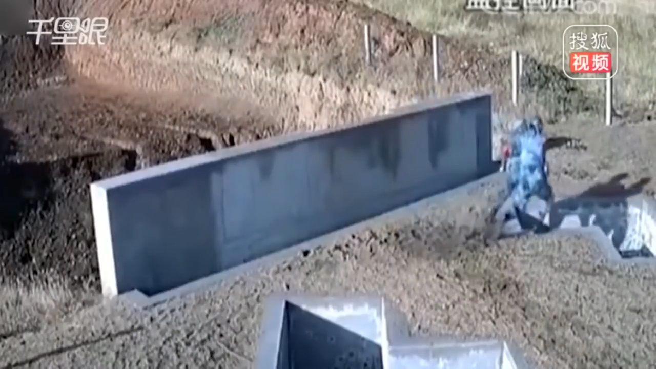 중국의 한 훈련병이 수류탄 투척 실패 후 교관의 현명한 판단으로 안전 벙커로 몸을 숨긴 장면(유튜브 영상 캡처)