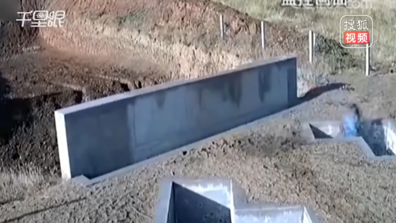 중국의 한 훈련병이 수류탄 투척 실패 후 교관의 현명한 판단으로 안전 벙커로 몸을 숨긴 장면(유튜브 영상 캡처)