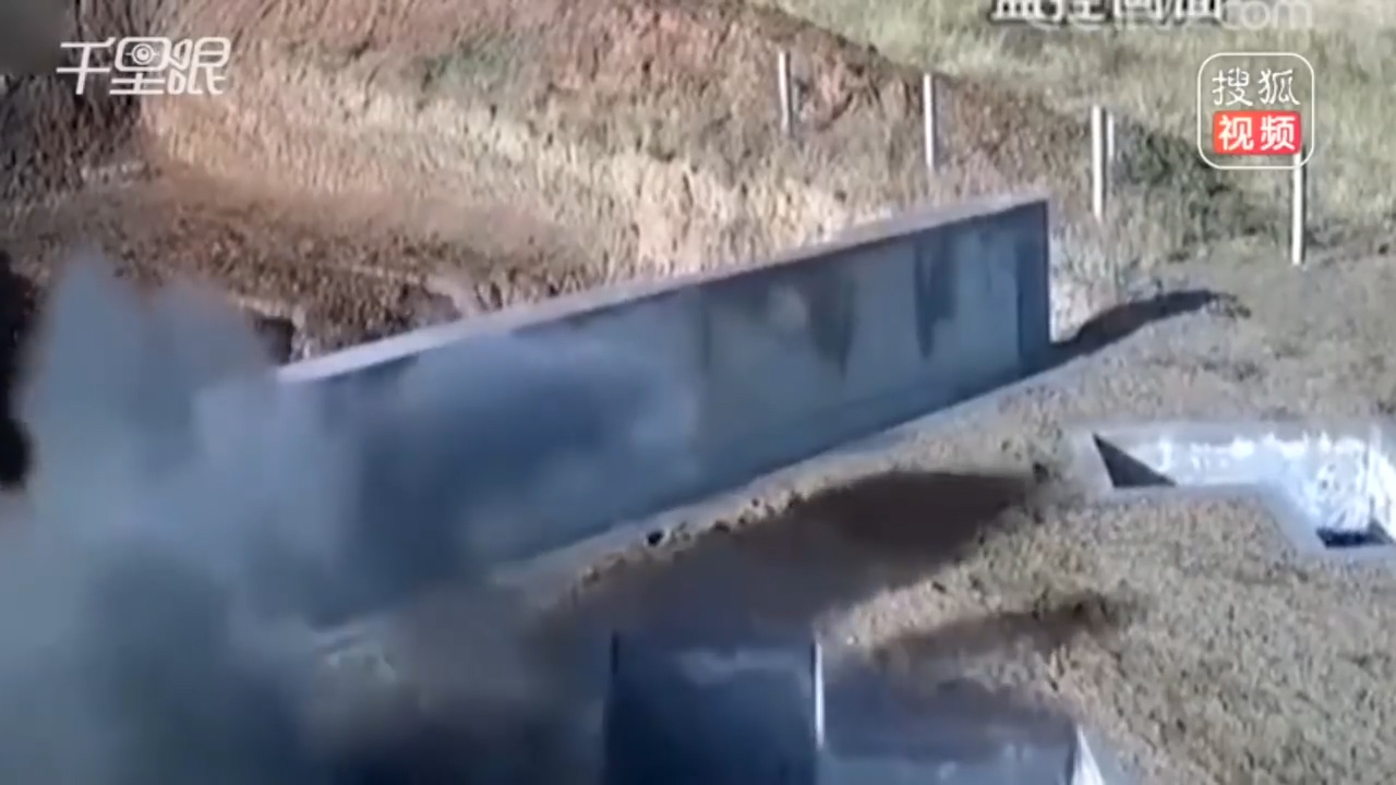 중국의 한 훈련병이 수류탄 투척 실패 후 교관의 현명한 판단으로 안전 벙커로 몸을 숨긴 장면(유튜브 영상 캡처)