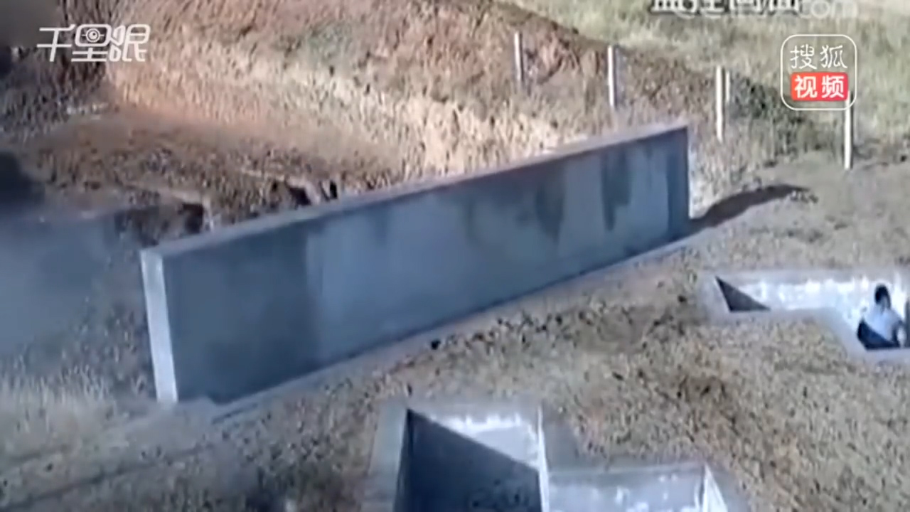 중국의 한 훈련병이 수류탄 투척 실패 후 교관의 현명한 판단으로 안전 벙커로 몸을 숨긴 장면(유튜브 영상 캡처)