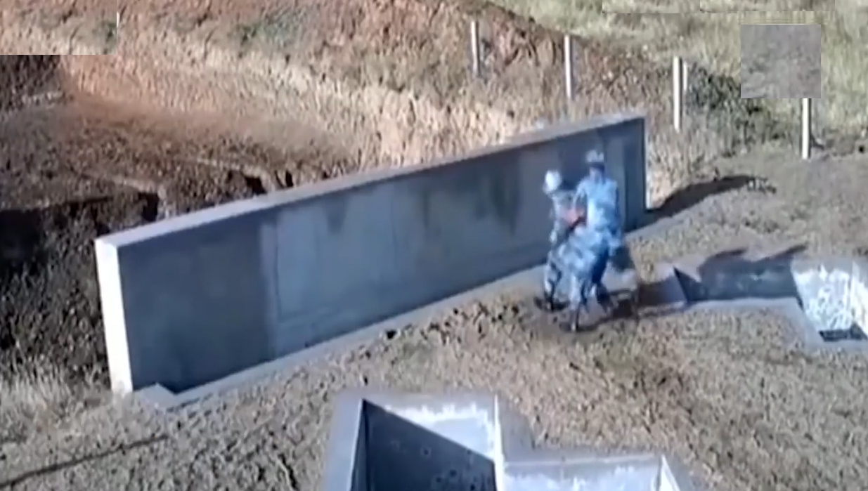 중국의 한 훈련병이 수류탄 투척 실패 후 교관의 현명한 판단으로 안전 벙커로 몸을 숨긴 장면(유튜브 영상 캡처)