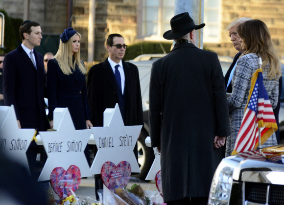 도널드 트럼프(맨 오른쪽) 미국 대통령과 멜라니아 여사가 30일(현지시간) 장녀 이방카(맨 왼쪽에서 두번째) 내외와 함께 미국 펜실베이니아 피츠버그 유대교 회당 ‘트리 오브 라이프’ 시너고그에서 열린 장례식에 참석해 총기난사 희생자들을 애도하고 있다. 피츠버그 UPI 연합뉴스