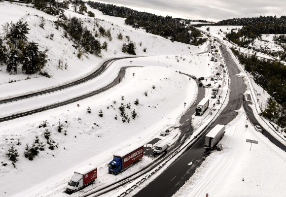 30일(현지시간) 때아닌 폭설로 프랑스 피르미니 근처 도로에 트럭과 자동차들이 고립되어 있다. AFP 연합뉴스