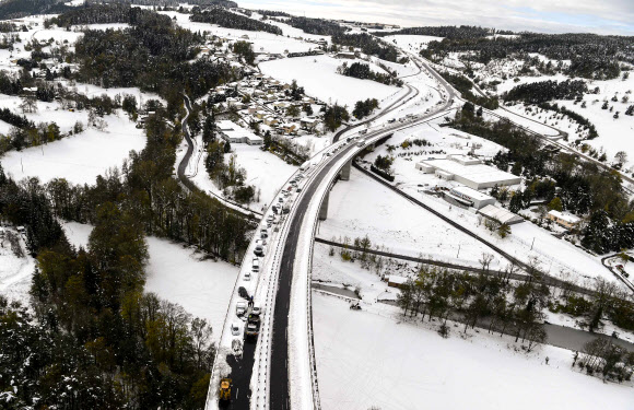 30일(현지시간) 때아닌 폭설로 프랑스 피르미니 근처 도로에 트럭과 자동차들이 고립되어 있다. AFP 연합뉴스
