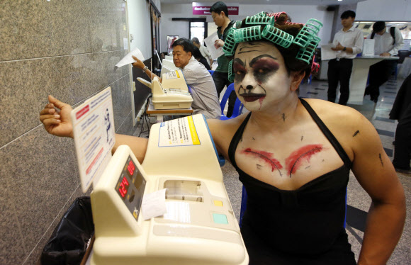 할로윈 분장한 채 헌혈하는 태국인