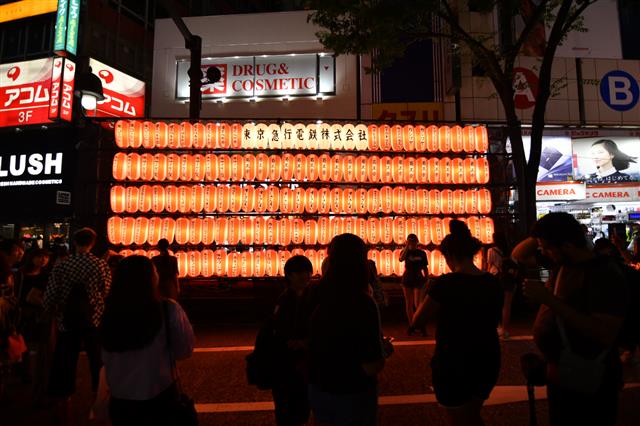 일본 최고의 번화가 도쿄 시부야에 31일 할로윈 축제를 앞두고 사람들이 몰려있다. 도쿄 치안을 담당하는 경시청은 다양한 캐릭터 분장을 하고 축제 기분에 들뜬 사람들이 한꺼번에 몰려 각종 범죄와 불상사가 발생할 가능성이 높다고 보고 비상경계에 들어갔다. 