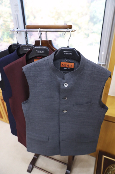 31일 오후 인도 모디총리가 보내준 옷이 청와대 여민관 문재인 대통령 집무실에 걸려 있다. 모디 총리는 서울평화상 수상을 축하하는 문대통령의 트윗에 감동받아 한국에도 입을수 있게 개량된 인도 전통의상을 보내왔다. 2018.10.31. 청와대제공