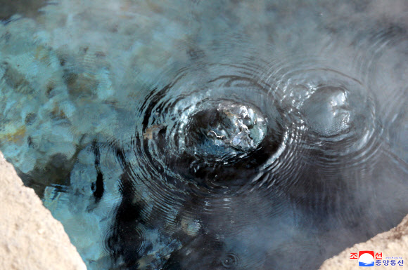 김정은, 양덕군 온천관광지구 현지지도