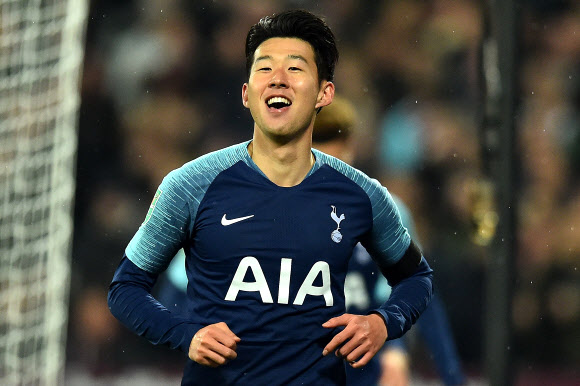토트넘 홋스퍼의 손흥민이 지난달 31일(현지시간) 영국 런던 스타디움에서 열린 웨스트햄 유나이티드와의 2018-2019 카라바오컵(리그컵) 4라운드 16강 경기에서 시즌 1, 2호 골을 터트렸다. 토트넘은 이날 3-1로 승리해 리그컵 8강에 진출했다. AFP 연합뉴스