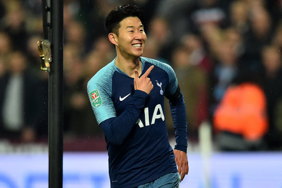 토트넘 홋스퍼의 손흥민이 지난달 31일(현지시간) 영국 런던 스타디움에서 열린 웨스트햄 유나이티드와의 2018-2019 카라바오컵(리그컵) 4라운드 16강 경기에서 시즌 1, 2호 골을 터트렸다. 토트넘은 이날 3-1로 승리해 리그컵 8강에 진출했다. AFP 연합뉴스
