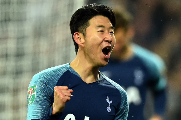 토트넘 홋스퍼의 손흥민이 지난달 31일(현지시간) 영국 런던 스타디움에서 열린 웨스트햄 유나이티드와의 2018-2019 카라바오컵(리그컵) 4라운드 16강 경기에서 시즌 1, 2호 골을 터트렸다. 토트넘은 이날 3-1로 승리해 리그컵 8강에 진출했다. AFP 연합뉴스