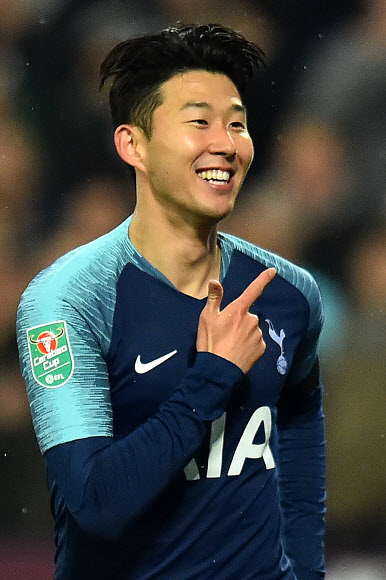 토트넘 홋스퍼의 손흥민이 지난달 31일(현지시간) 영국 런던 스타디움에서 열린 웨스트햄 유나이티드와의 2018-2019 카라바오컵(리그컵) 4라운드 16강 경기에서 시즌 1, 2호 골을 터트렸다. 토트넘은 이날 3-1로 승리해 리그컵 8강에 진출했다. AFP 연합뉴스