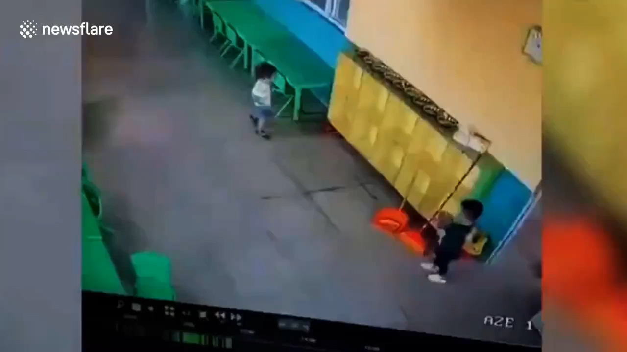 중국 한 유치원에서 선반이 아이 위로 덮쳐 버린 모습(유튜브 영상 캡처)