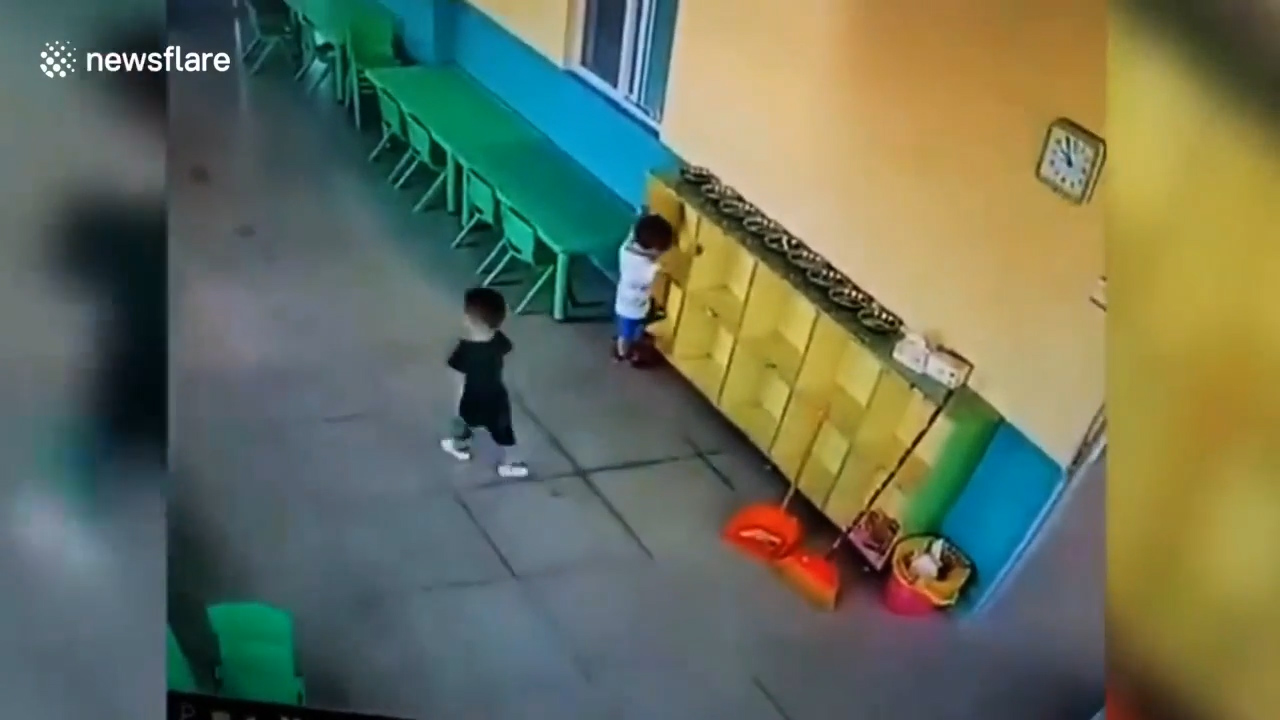 중국 한 유치원에서 선반이 아이 위로 덮쳐 버린 모습(유튜브 영상 캡처)
