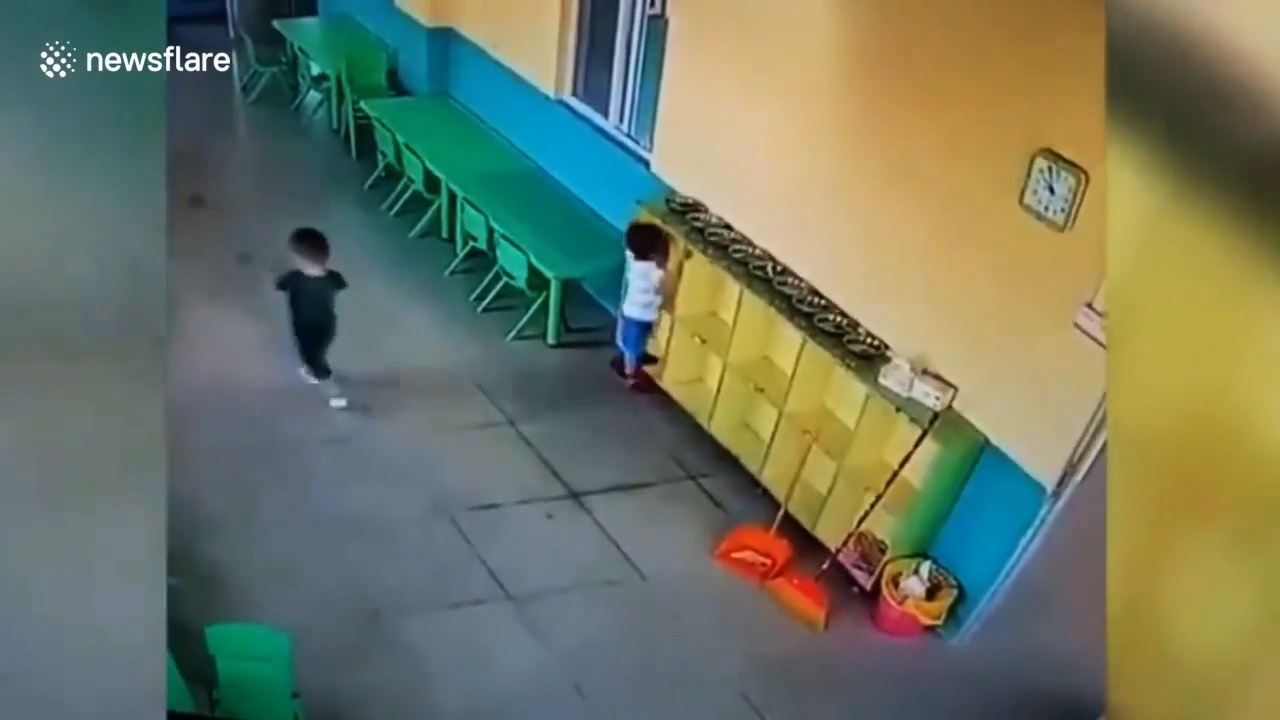 중국 한 유치원에서 선반이 아이 위로 덮쳐 버린 모습(유튜브 영상 캡처)
