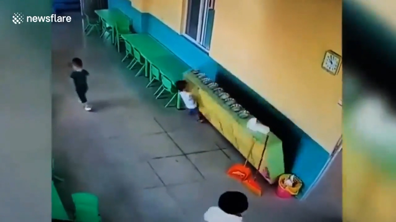 중국 한 유치원에서 선반이 아이 위로 덮쳐 버린 모습(유튜브 영상 캡처)