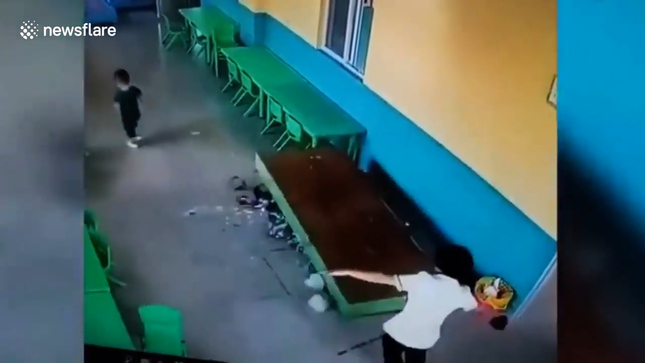 중국 한 유치원에서 선반이 아이 위로 덮쳐 버린 모습(유튜브 영상 캡처)