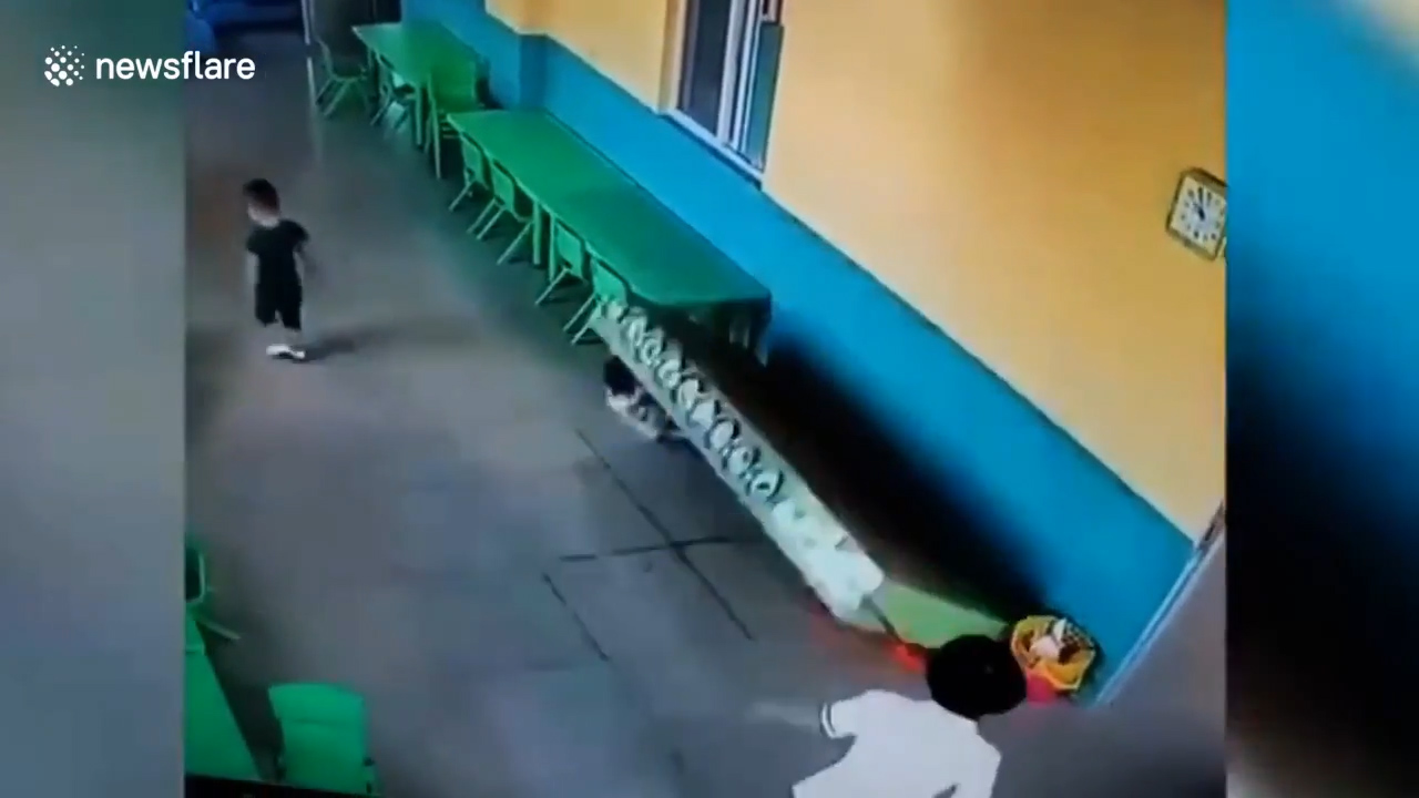 중국 한 유치원에서 선반이 아이 위로 덮쳐 버린 모습(유튜브 영상 캡처)