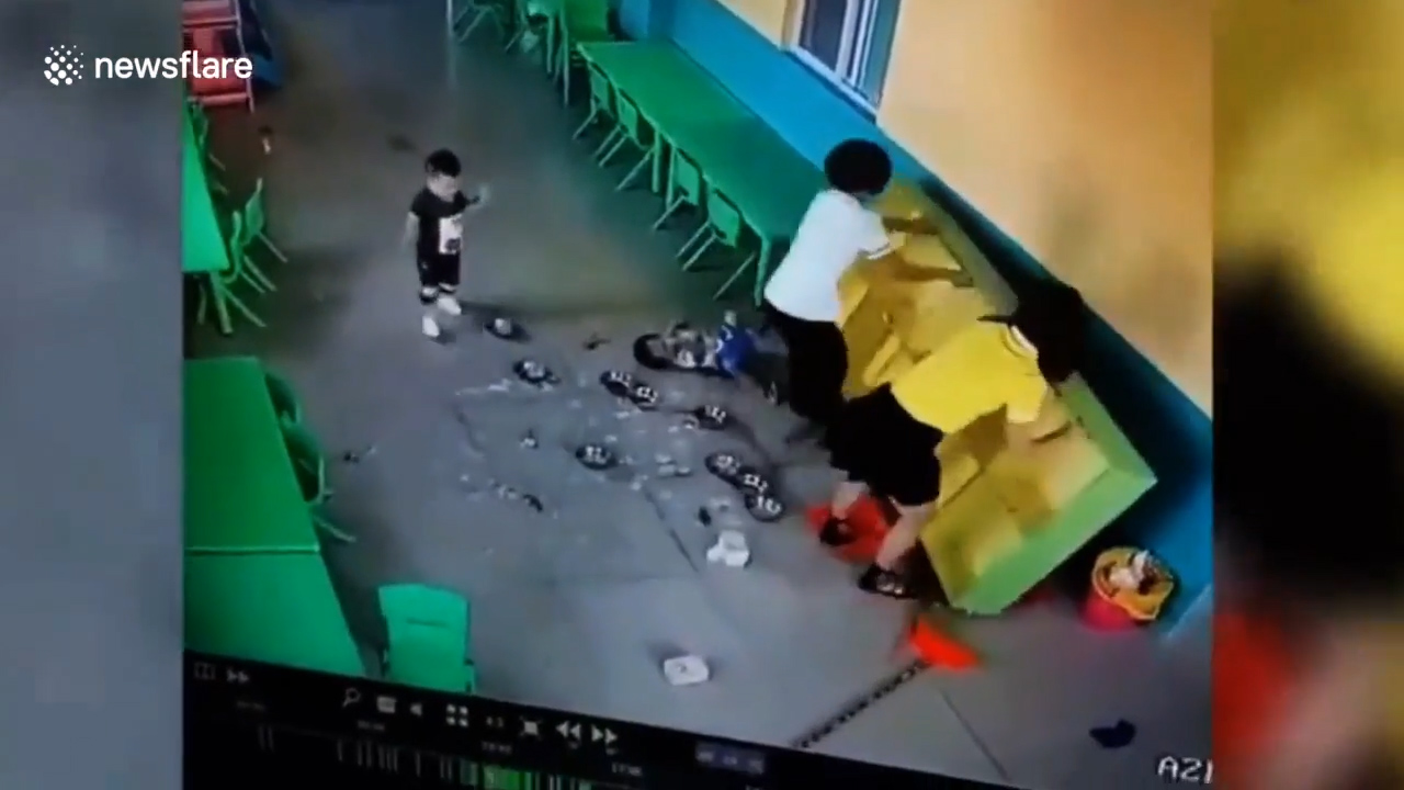 중국 한 유치원에서 선반이 아이 위로 덮쳐 버린 모습(유튜브 영상 캡처)