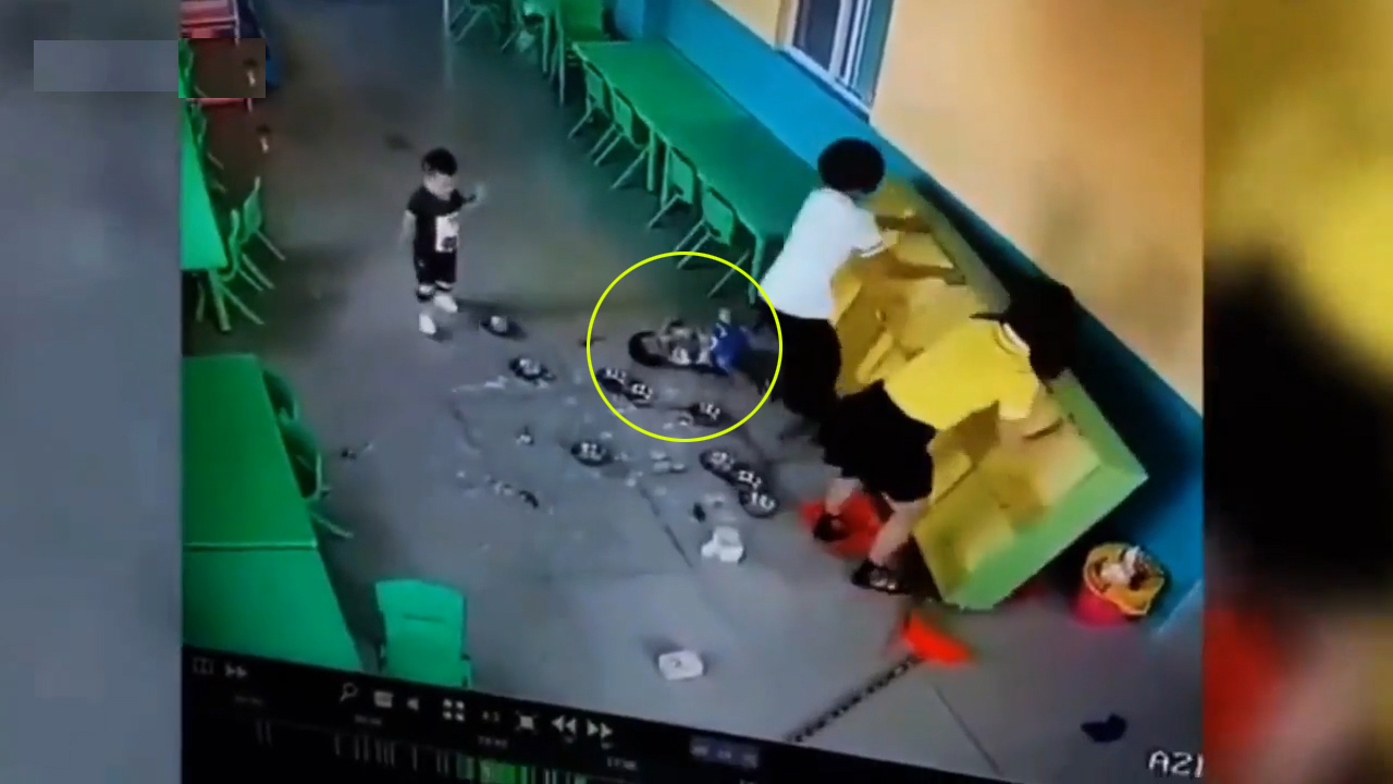 중국 한 유치원에서 선반이 아이 위로 덮쳐 버린 모습(유튜브 영상 캡처)