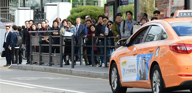 카풀은 이용자들이 원한다. 택시업계가 시장 변화에 맞게 변신해야 한다. 일반택시와 개인택시가 머리를 맞대고 택시업 활성화를 고민해야 한다. 사진은 택시업계의 카풀 반대 시위가 있었던 지난달 18일 서울역 앞에서 시민들이 택시를 기다리는 모습이다.  이종원 선임기자 jongwon@seoul.co.kr