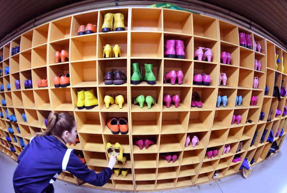 분장실에 마련된 신발장에 형형색색의 신발들이 색깔별로 비치돼 있다.