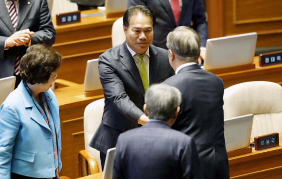 李의원 음주운전 다음날… 文대통령과 겸연쩍게 악수 