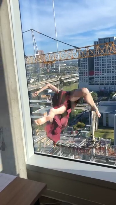 건물에 로프를 연결하고 외벽에서 로프 스윙을 하고 있는 용감무쌍한 여성 모습(유튜브 영상 캡처)