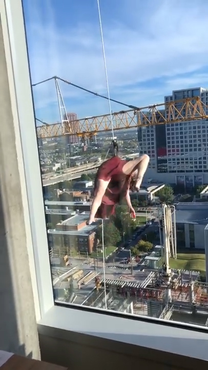 건물에 로프를 연결하고 외벽에서 로프 스윙을 하고 있는 용감무쌍한 여성 모습(유튜브 영상 캡처)