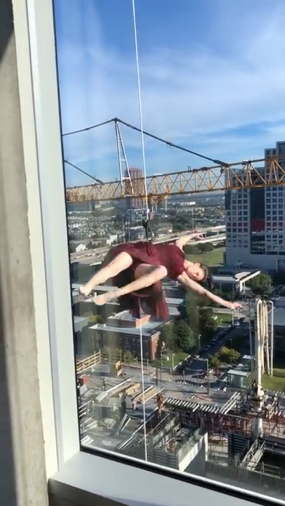 건물에 로프를 연결하고 외벽에서 로프 스윙을 하고 있는 용감무쌍한 여성 모습(유튜브 영상 캡처)