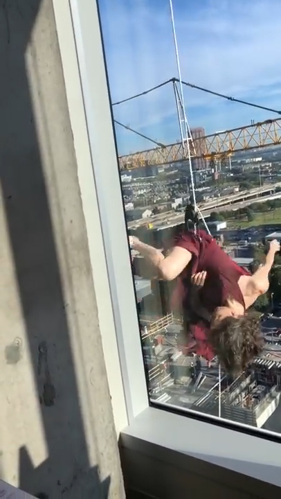 건물에 로프를 연결하고 외벽에서 로프 스윙을 하고 있는 용감무쌍한 여성 모습(유튜브 영상 캡처)